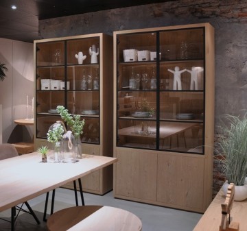 Vitrinekast met stalen deuren